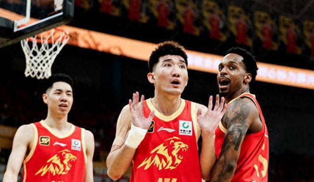 广厦队主场大胜，球员状态正佳，氛围融洽 